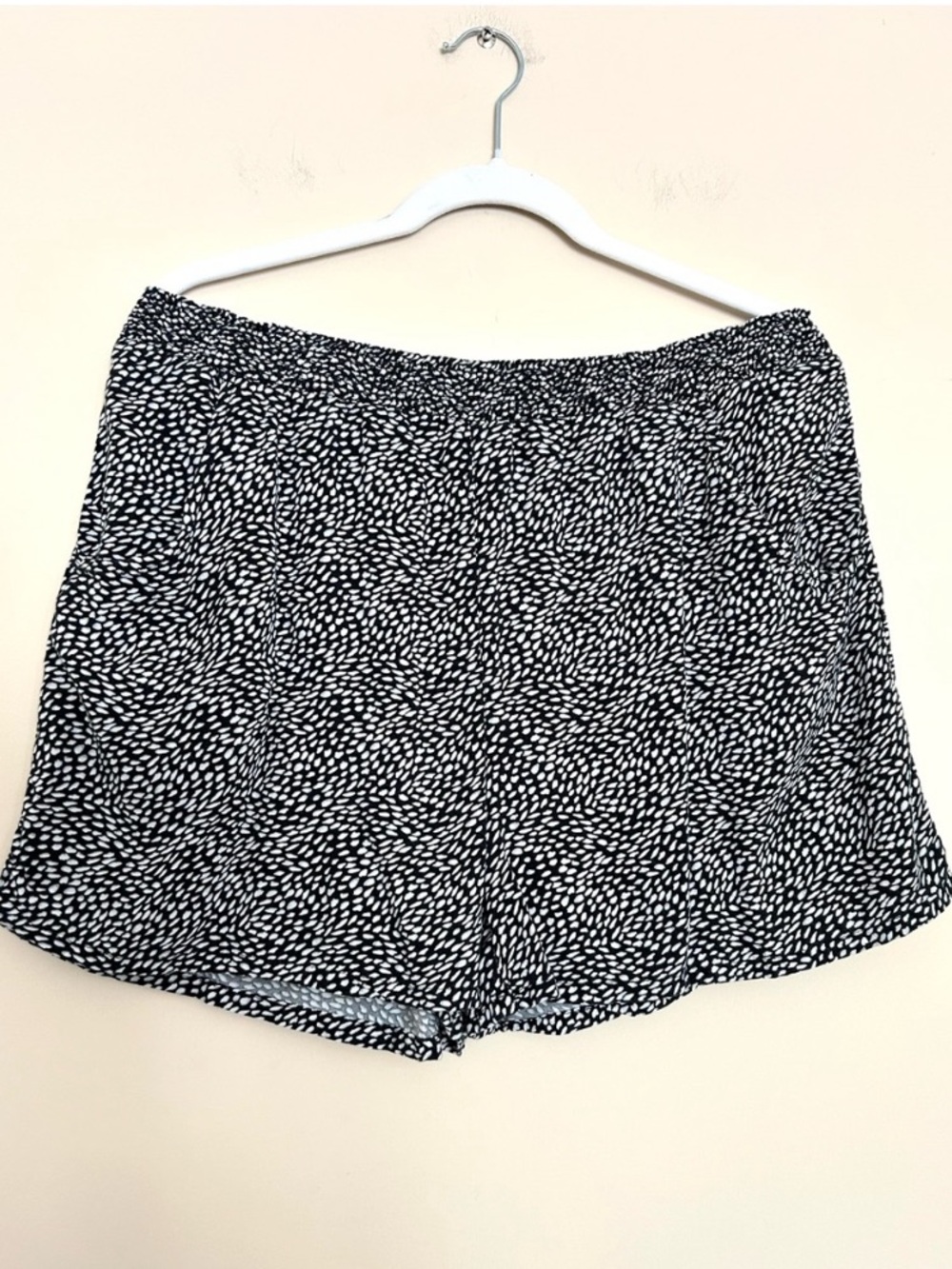 Old Navy Women’s Black and White High-Waist Speckled Shorts